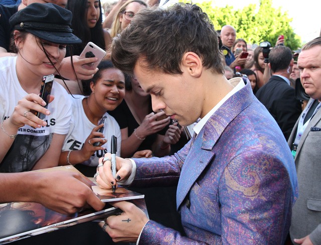 Harry Style lakkozott körömmel