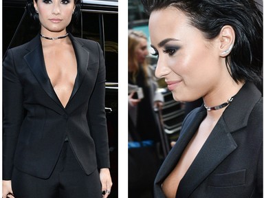 Az ott Demi Lovato mellbimbója