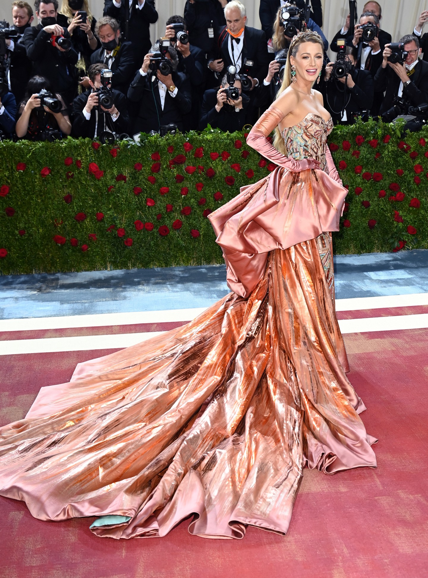 2022 Blake Lively - Blake Lively egy lenyűgöző, átalakuló Versace ruhát viselt, amelyet a New York-i Szabadság-szobor ihletett. A ruha bronz színből türkizre váltott a vörös szőnyegen, utalva a réz oxidációjára és a város történelmére.