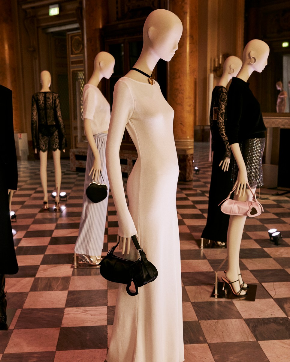 A Mango X Camille kollekcióban biztosan megtalálod az év végi partiruhádat, amit örökké viselhetsz majd