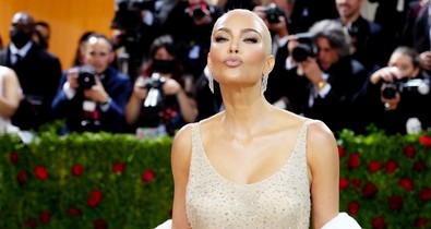 Mutatjuk, hogyan tette tönkre Kim Kardashian Marilyn Monroe 5 millió dolláros ruháját