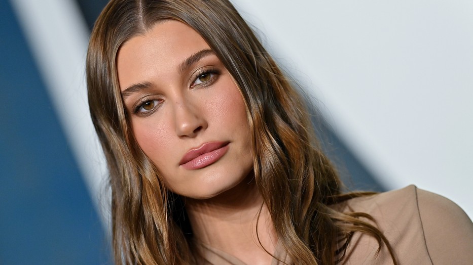 Hailey Bieber most már határozottan barna hajú lett