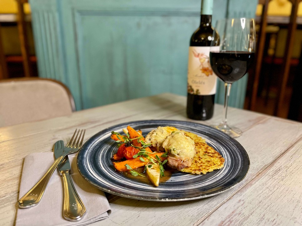 Gellért szűzérme karamellizált sült gyökérzöldekkel, ropogós tócsnival