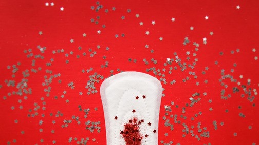 Az általános hiedelemmel ellentétben a menstruációs vér nem kék. És megmutatni nem szégyen.