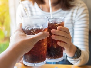 Igen, léteznek emberek, akik TEJJEL isszák a kólát