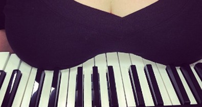 Te kitennéd a melled a neten?