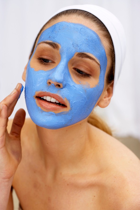 Most már minden rosszérzést félre téve lehetsz smink nélkül, nem kell arra törekedned még szombat reggel is, hogy kis életet csalj az arcodra. Sőt, itt meg se állj, hanem tegyél fel egy jó arcpakolást!