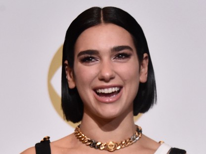 Biztostűk tartották össze Dua Lipa ruháját a Grammy-gálán