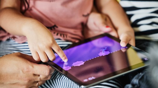 Lehet boldog és mentálisan egészséges gyereket nevelni a mesterséges intelligencia korában? Szakértő válaszol