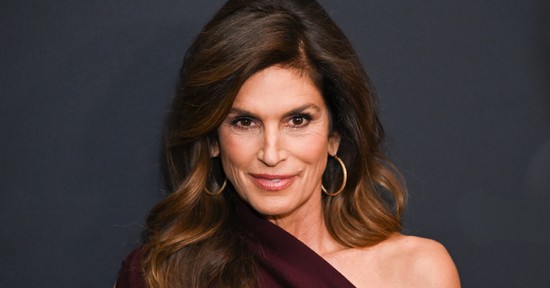 Cindy Crawford és lánya ikrekként pózolnak, alig lehet megkülönböztetni őket, annyira hasonlítanak egymásra