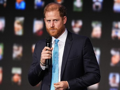 Félbeszakították Harry herceg nyilvános beszédét, és azonnal el kellett hagynia a színpadot