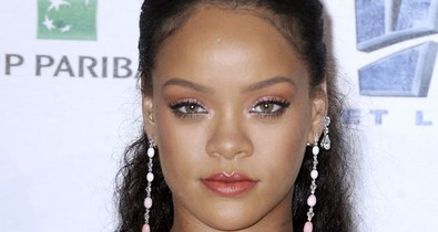 Rihanna ízlése sikoltva elmenekült, újabb teljesen előnytelen ruhában a sztár