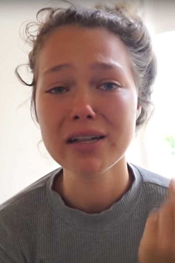 Essena, amikor lelepezte magát a saját YouTube csatornáján