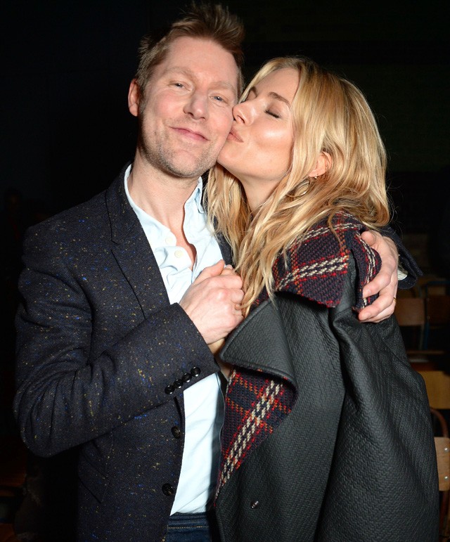 Sienna Miller és Christopher Bailey a Burberry bemutatón