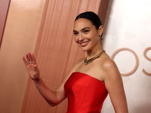 Gal Gadot pucérruhája maga a meztelen álom, elképesztően merész darabolt vállalt be a színésznő