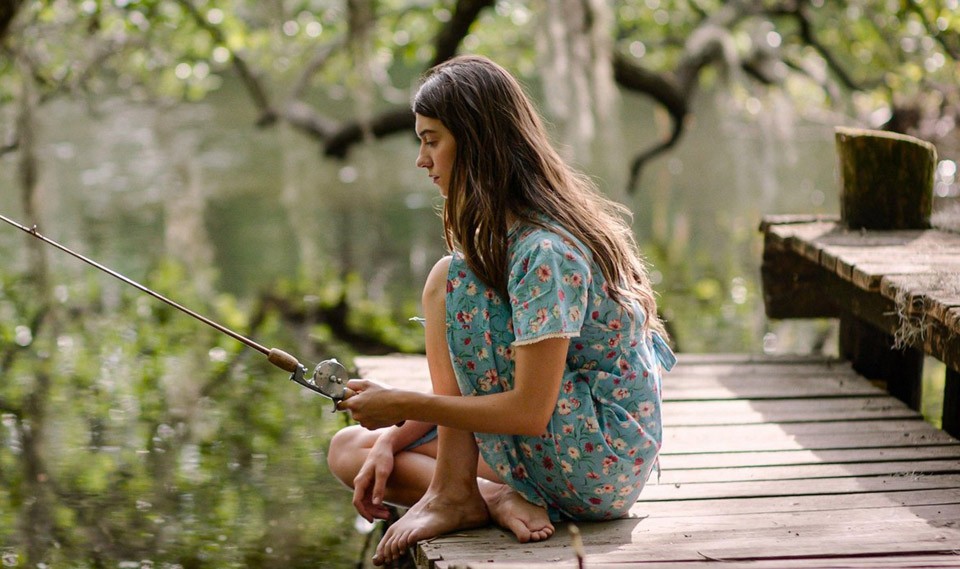 Kya szerepében Daisy Edgar-Jones az Ahol a folyami rákok énekelnek című filmben