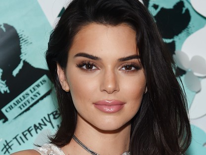 Kendall Jenner nadrágja annyira förtelmes, hogy még rajta sem áll jól