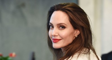 Angelina Jolie lélegzetelállító ruhában ment vacsorázni, és nem is akárkivel