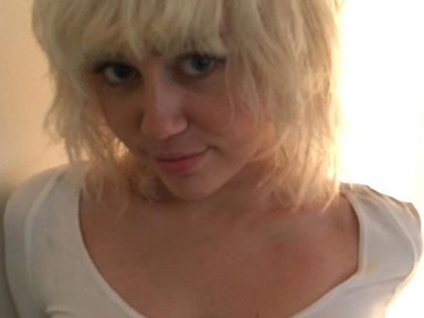 Miley Cyrus hidrogénszőke frizurájával olyan, mint egy svéd pornósztár