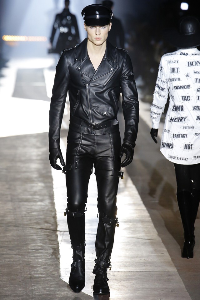 A Moschino a világ legnagyobb fétisbuliját tartotta a kifutón