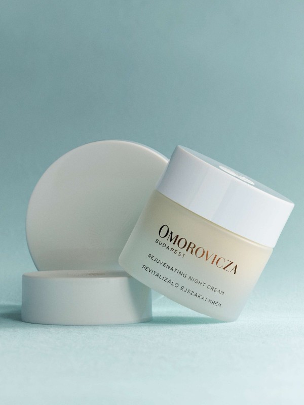 Ez a luxus magyar bőrápolási márka termékeiben Budapest híres termálvizeinek ásványi anyagait használja fel a bőr megújítására. Rejuvenating éjszakai krém OMOROVICZA 58 500 Ft/ 50 ml
