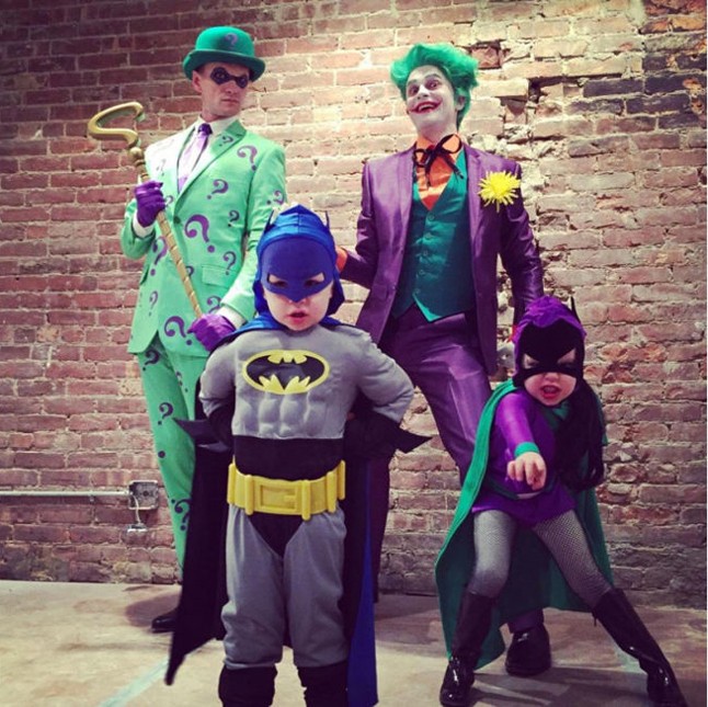 Neil Patrick Harris és családja Batman, Robin, Joker és Rébuszként.