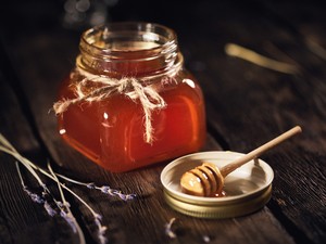 Így készítsd el a nyár legnagyobb TikTok trendjét, a fagyasztott mézet