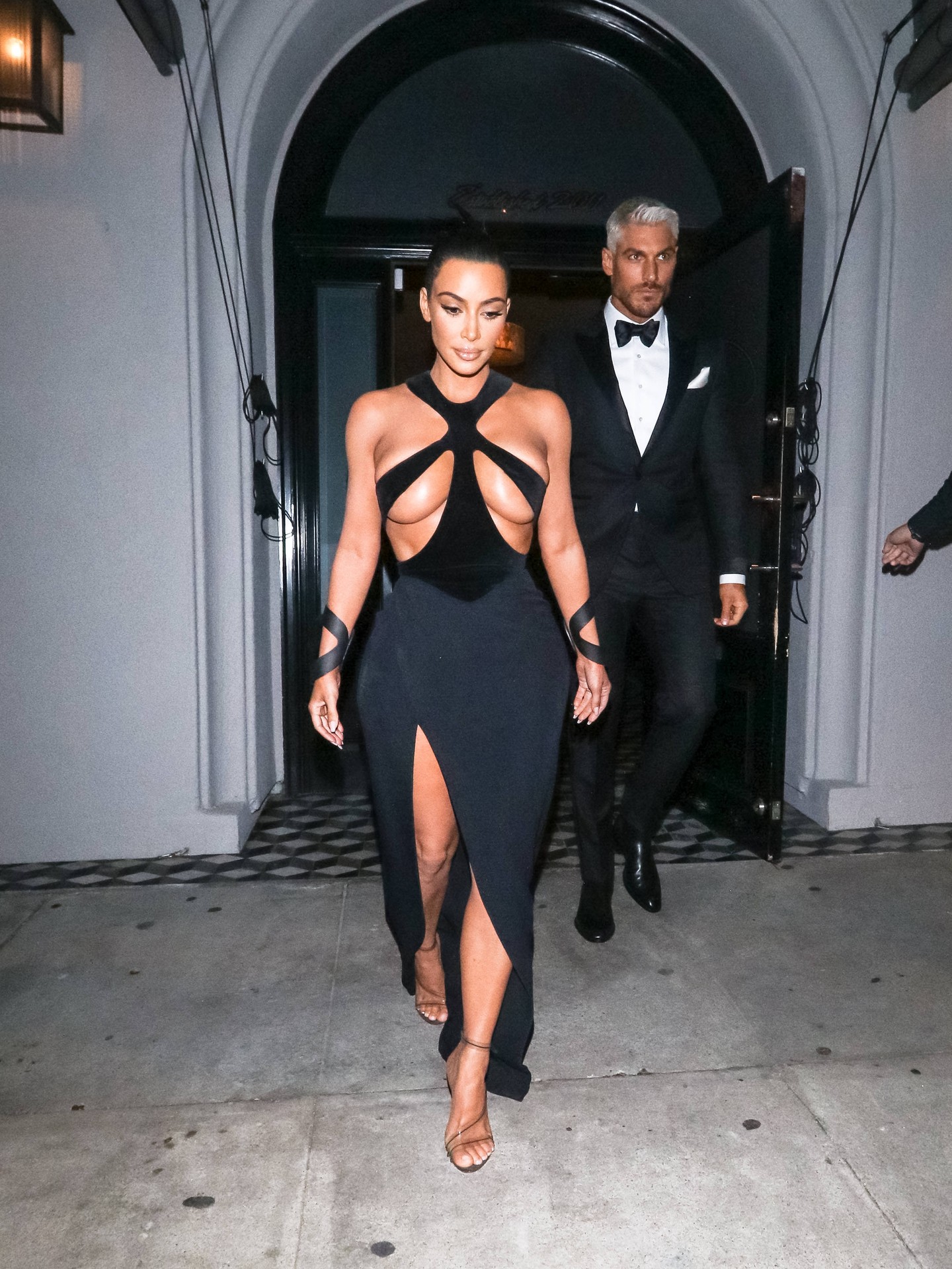 Kim Kardashian vintage Thierry Muglerben a Hollywood Beauty Awardson