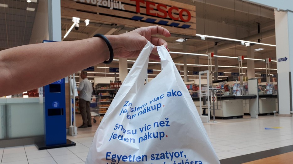 Újrahasznosított, többször használatos szatyrokkal támogatja a fenntarthatóságot a Tesco