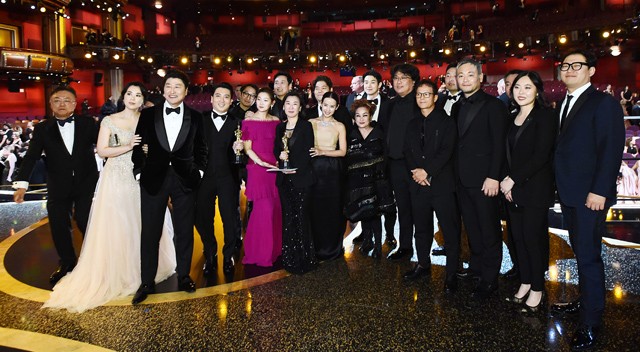 Az Élősködők stábja az Oscar-gálán