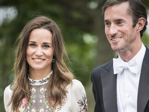 Pippa Middleton csodásan bájos ruhában ment lagziba
