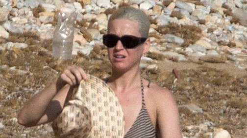 Katy Perry bikinis fotói bizonyítják, hogy ő egy IGAZI NŐ