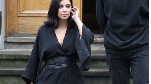 BRÉKING! Kim Kardashian felöltözött, mint egy ember