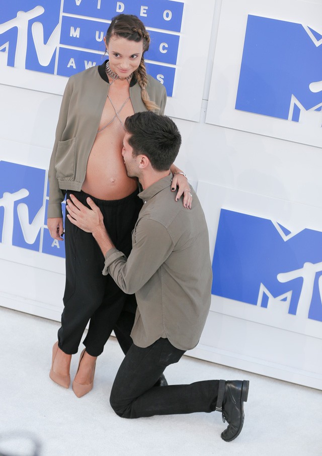 nev schulman, laura perlongo, terhes, várandós, félmeztelen, vörös szőnyeg, mtv vma