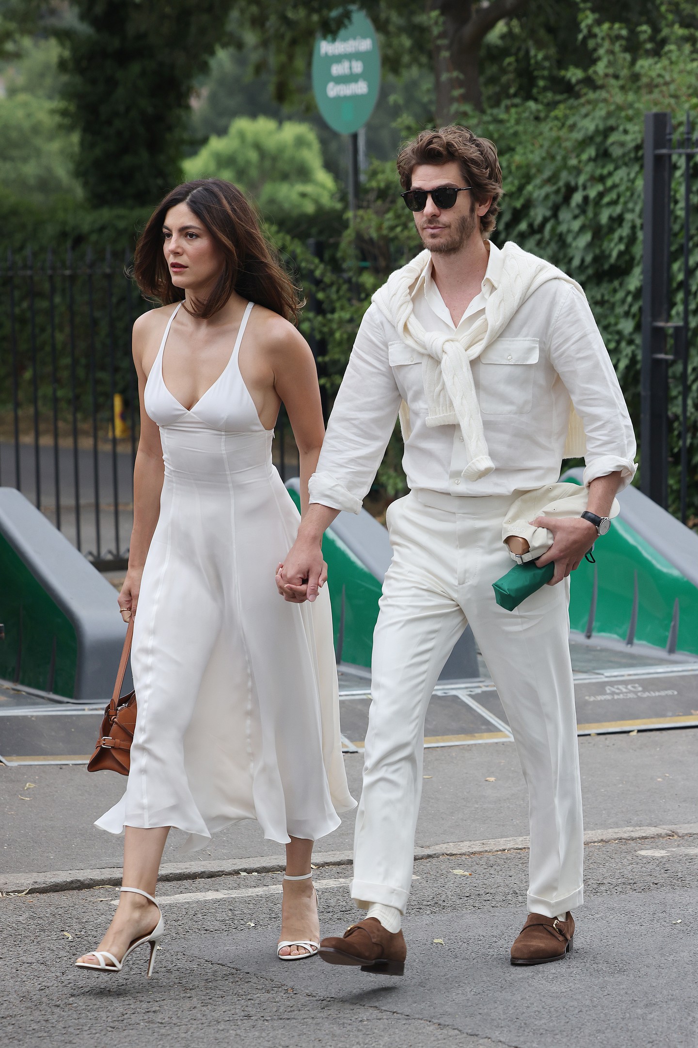 Monica Barbaro és Andrew Garfield a torna hetedik napján jelentek meg. A páros kéz a kézben érkezett a pályára. Monica félig áttetsző Ralph Lauren ruhájában a tökéletes nyári megjelenést mutatta be.