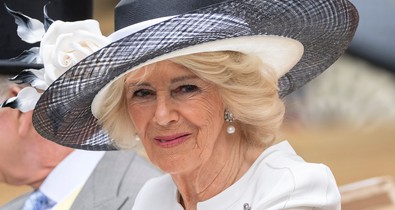 Kamilla királyné feltűnő szettben keltett hatalmas feltűnést, ritkán látni ennyire harsány ruhában