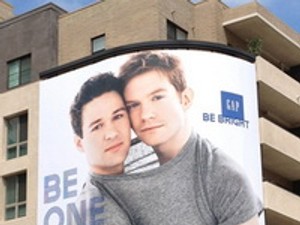 Meleg párral kampányol a GAP