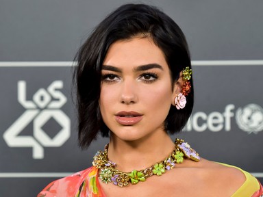 A diszkógömb nem csillog úgy, mint Dua Lipa ebben a ruhában