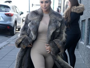 Kim Kardashian szettjére nincsenek szavak