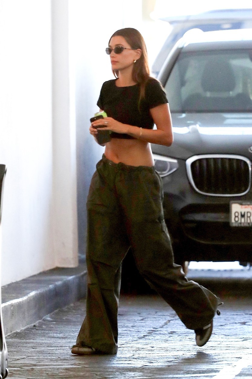 Hát persze, hogy Hailey Bieber már az ősz legmenőbb trendjét viseli