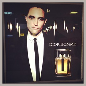 Végre megérkezett a Dior Homme kampányvideó Robert Pattinsonnal és Camille Rowe-val.