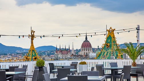 Sosem hallottál erről a bárról, pedig az egyik legszebb panoráma fogad a helyen