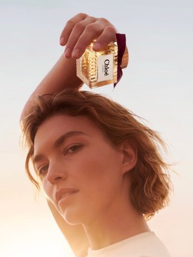 A Chloé újdonsága az ösztöneire hallgató nőt testesíti meg, aki harmóniában él a természettel és - elhintve a remény magvait - újra kivirágoztatja a világot. Kifinomult illatában a napérlelte narancsvirág citrusos akkordjai fonódnak össze a rózsa gazdagságával, amelyet a gourmand tonkabab és vanília édes melegsége mélyít el, hosszantartó erőt és csábító kisugárzást adva viselőjének. - Chloé Le Parfum CHLOÉ 34 390 Ft/30 ml 