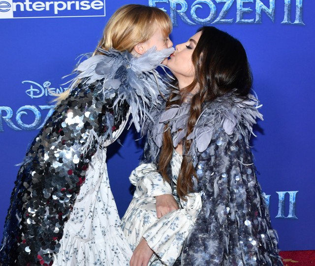 Amikor nincs aranyosabb: Selena Gomez kishúgával a vörös szőnyegen, ugyanolyan ruhában