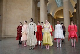 Nem, ez nem egy jelenet a Bridgerton-ból, ez a BORA AKSU show. 