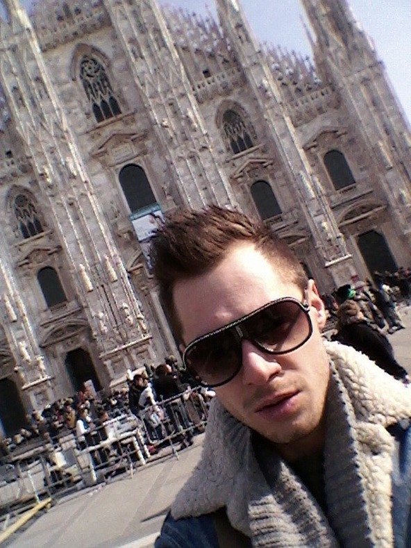 Frák Peti, az Attractive bookere Milánóban