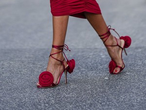 Megérkezett a nyár legbájosabb cipőtrendje: 11 virágmintás szandál, aminek lehetetlen ellenállni