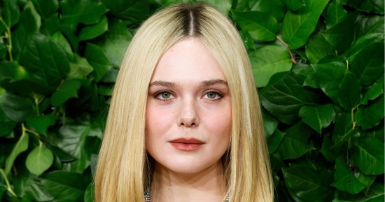 Elle Fanning a világ legmélyebb dekoltázsában ragyogta be a Critics Choice Awards vörös szőnyegét