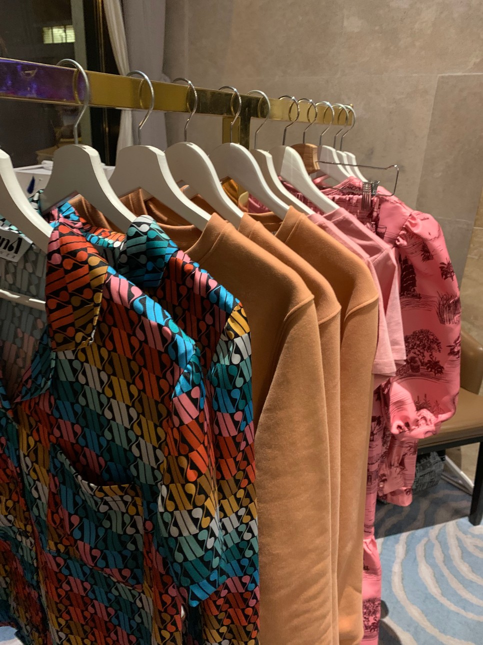 Ha színes ruhatár, akkor Anna Daubner! Megnéztük a tervező új kollekcióját a Kaffee Wienben!