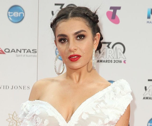 charli xcx, charlie xcx, bugyi, bugyivillantás, aria, miniruha